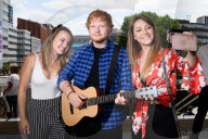 PEOPLE - Ed Sheeran zum anfassen - Seine Wachsfigur steht vor dem Wembley Stadion