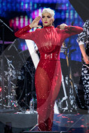 PEOPLE - Die mit dem Hai tanzt: Katy Perry in der O2 Arena in London
