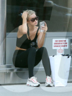 PEOPLE - Elsa Hosk dampf nach dem Workout eine E-Zigi