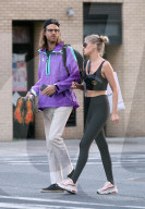 PEOPLE - Elsa Hosk dampf nach dem Workout eine E-Zigi