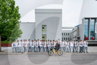 FEATURE - Studenten posieren an der Abschlussfeier