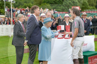 PEOPLE - Die Queen mit Promis am 'Cartier Queen's Cup' in Windsor