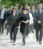 PEOPLE - Erster Todestag: Kranzniederlegung am Grab von Helmut Kohl