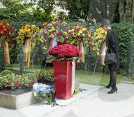 PEOPLE - Erster Todestag: Kranzniederlegung am Grab von Helmut Kohl