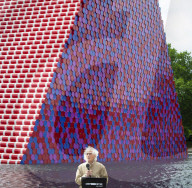 NEWS - London: Christo stellt seine 'Mastaba' im Serpentine Lake in Hyde Park vor 
