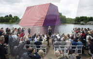 NEWS - London: Christo stellt seine 'Mastaba' im Serpentine Lake in Hyde Park vor 