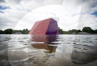 NEWS - London: Christo stellt seine 'Mastaba' im Serpentine Lake in Hyde Park vor 