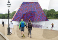 NEWS - London: Christo stellt seine 'Mastaba' im Serpentine Lake in Hyde Park vor 