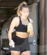 EXKLUSIV - Miley Cyrus und Liam Hemsworth: Ein gesundes Smoothie nach dem Yoga 
