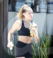 EXKLUSIV - Miley Cyrus und Liam Hemsworth: Ein gesundes Smoothie nach dem Yoga 