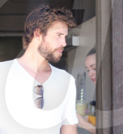 EXKLUSIV - Miley Cyrus und Liam Hemsworth: Ein gesundes Smoothie nach dem Yoga 