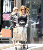EXKLUSIV - Caitlyn Jenner mit Sophia Hutchins auf Shoppingtour 