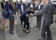 PEOPLE - Victoria von Schweden bleibt mit ihrem Absatz in Göteborg stecken