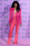 PEOPLE - Victoria & Albert Museum Summer Party in London: Prominente auf dem Roten Teppich