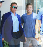EXKLUSIV - Arnold Schwarzenegger geht mit seinem Sohn Joseph Baena Essen
