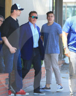EXKLUSIV - Arnold Schwarzenegger geht mit seinem Sohn Joseph Baena Essen