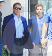 EXKLUSIV - Arnold Schwarzenegger geht mit seinem Sohn Joseph Baena Essen