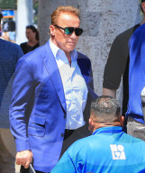 EXKLUSIV - Arnold Schwarzenegger geht mit seinem Sohn Joseph Baena Essen