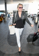 PEOPLE - Stylish: Sharon Stone in Lederjacke fliegt aus LA ab