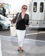 PEOPLE - Stylish: Sharon Stone in Lederjacke fliegt aus LA ab