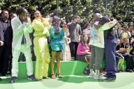 PEOPLE - Emotional: Kanye West und Virgil Abloh umarmen sich innigst an der Pariser Fashion Week