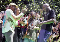 PEOPLE - Emotional: Kanye West und Virgil Abloh umarmen sich innigst an der Pariser Fashion Week