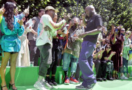 PEOPLE - Emotional: Kanye West und Virgil Abloh umarmen sich innigst an der Pariser Fashion Week