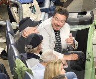 PEOPLE - Fans unter sich: Jimmy Fallon, Steven Spielberg und Lorne Michaels schauen sich gemeinsam das New York Yankees Spiel an