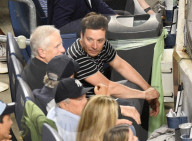 PEOPLE - Fans unter sich: Jimmy Fallon, Steven Spielberg und Lorne Michaels schauen sich gemeinsam das New York Yankees Spiel an