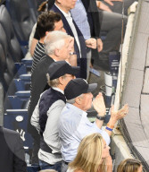 PEOPLE - Fans unter sich: Jimmy Fallon, Steven Spielberg und Lorne Michaels schauen sich gemeinsam das New York Yankees Spiel an