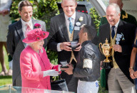 PEOPLE - Queen Elizabeth überreicht den Pokal beim Royal Ascot
