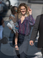 PEOPLE - Drew Barrymore geht mit ihren Kindern zu Jimmy Kimmel Live