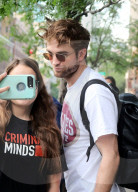 PEOPLE - Robert Pattinson posiert mit einem Fan für ein Selfie