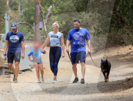 PEOPLE - Ben Affleck geht mit Lindsay Shookus und Kind und Hunden auf einen Spaziergang