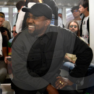 PEOPLE - Virgil Abloh und Kanye West sitzen in der Front Row bei der Modeshow von Alyx in Paris 