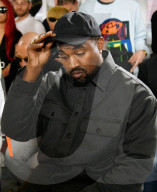 PEOPLE - Virgil Abloh und Kanye West sitzen in der Front Row bei der Modeshow von Alyx in Paris 