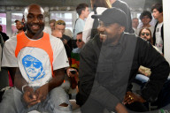 PEOPLE - Virgil Abloh und Kanye West sitzen in der Front Row bei der Modeshow von Alyx in Paris 