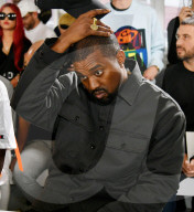 PEOPLE - Virgil Abloh und Kanye West sitzen in der Front Row bei der Modeshow von Alyx in Paris 