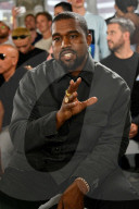 PEOPLE - Virgil Abloh und Kanye West sitzen in der Front Row bei der Modeshow von Alyx in Paris 