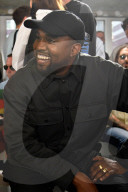 PEOPLE - Virgil Abloh und Kanye West sitzen in der Front Row bei der Modeshow von Alyx in Paris 