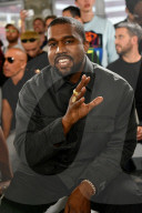 PEOPLE - Virgil Abloh und Kanye West sitzen in der Front Row bei der Modeshow von Alyx in Paris 
