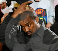 PEOPLE - Virgil Abloh und Kanye West sitzen in der Front Row bei der Modeshow von Alyx in Paris 