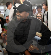 PEOPLE - Virgil Abloh und Kanye West sitzen in der Front Row bei der Modeshow von Alyx in Paris 