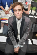 PEOPLE - Robert Pattinson als Stargast bei der Dior Show in Paris