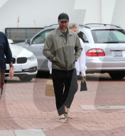 EXKLUSIV - Jason Statham mit seinen Eltern unterwegs in Malibu
