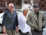 EXKLUSIV - Jason Statham mit seinen Eltern unterwegs in Malibu