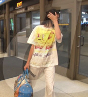 EXKLUSIV - Kendall Jenner trägt ein Graffiti T-Shirt