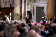 NEWS - Rom: Emmanuel und Brigitte Macron zu Besuch beim Papst