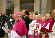 NEWS - Rom: Emmanuel und Brigitte Macron zu Besuch beim Papst