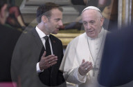 NEWS - Rom: Emmanuel und Brigitte Macron zu Besuch beim Papst